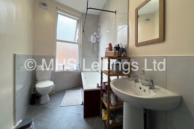 Thumbnail photo of 7 Bedroom Mid Terraced House in 32 Hyde Park Terrace, Leeds, LS6 1BJ