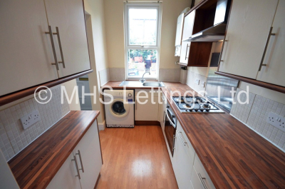 Thumbnail photo of 1 Bedroom Mid Terraced House in Double Room, 66 Woodside Avenue, Leeds, LS4 2QX