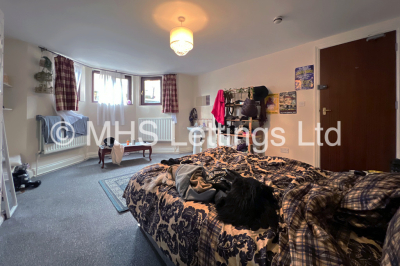 Thumbnail photo of 7 Bedroom Mid Terraced House in 8 Regent Park Avenue, Leeds, LS6 2AU