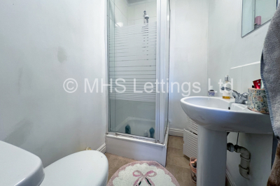 Thumbnail photo of 5 Bedroom Mid Terraced House in 41 Headingley Avenue, Leeds, LS6 3ER