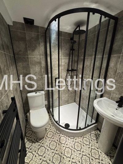 Thumbnail photo of 6 Bedroom Mid Terraced House in 27 Welton Place, Leeds, LS6 1EW