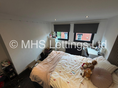 Thumbnail photo of 6 Bedroom Mid Terraced House in 27 Welton Place, Leeds, LS6 1EW