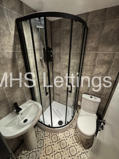 Thumbnail photo of 5 Bedroom Mid Terraced House in 27 Welton Place, Leeds, LS6 1EW
