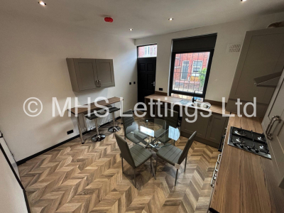 Thumbnail photo of 5 Bedroom Mid Terraced House in 27 Welton Place, Leeds, LS6 1EW