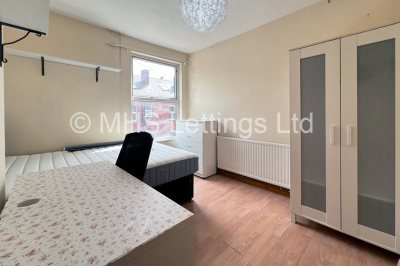 Thumbnail photo of 4 Bedroom Mid Terraced House in 5 Newport Mount, Leeds, LS6 3DB