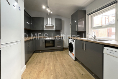 Thumbnail photo of 6 Bedroom Mid Terraced House in 9 Norwood Terrace, Leeds, LS6 1EA