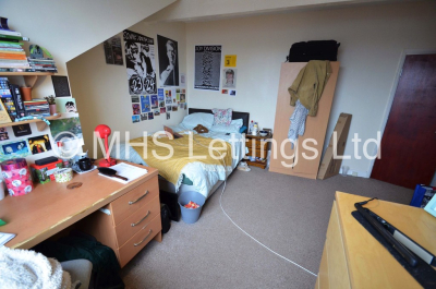 Thumbnail photo of 6 Bedroom Mid Terraced House in 41 Hartley Crescent, Leeds, LS6 2LL