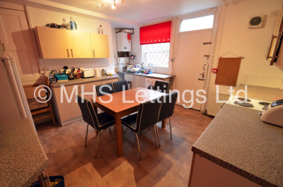 Thumbnail photo of 6 Bedroom Mid Terraced House in 41 Hartley Crescent, Leeds, LS6 2LL