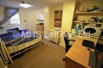 Thumbnail photo of 6 Bedroom Mid Terraced House in 41 Hartley Crescent, Leeds, LS6 2LL