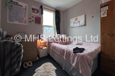 Thumbnail photo of 4 Bedroom Mid Terraced House in 8 Royal Park Mount, Leeds, LS6 1HL