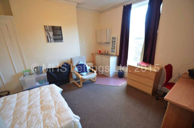 Thumbnail photo of 8 Bedroom Mid Terraced House in 10 Ash Grove, Leeds, LS6 1AY