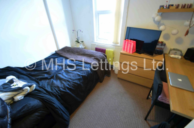 Thumbnail photo of 4 Bedroom Mid Terraced House in 10 Mayville Place, Leeds, LS6 1NE