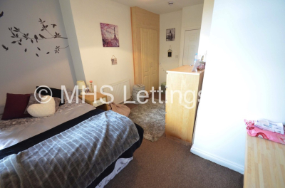 Thumbnail photo of 6 Bedroom Mid Terraced House in 44 Hartley Avenue, Leeds, LS6 2LP