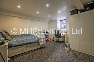 Thumbnail photo of 6 Bedroom Mid Terraced House in 18 Hessle Mount, Leeds, LS6 1EP