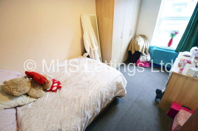 Thumbnail photo of 3 Bedroom Mid Terraced House in 17 Thornville Terrace, Leeds, LS6 1JT