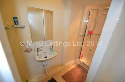 Thumbnail photo of 10 Bedroom Mid Terraced House in 22 Regent Park Avenue, Leeds, LS6 2AU