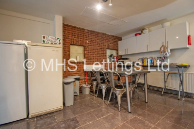 Thumbnail photo of 8 Bedroom Mid Terraced House in 11 Brudenell Grove, Leeds, LS6 1HP