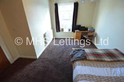 Thumbnail photo of 5 Bedroom Mid Terraced House in 47 Royal Park Avenue, Leeds, LS6 1EZ