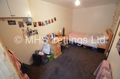 Thumbnail photo of 5 Bedroom Mid Terraced House in 47 Royal Park Avenue, Leeds, LS6 1EZ