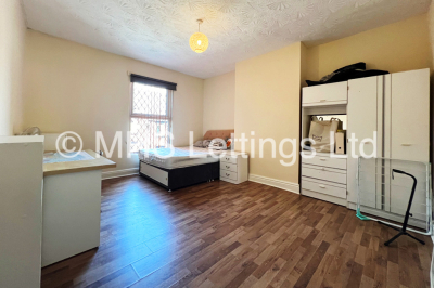 Thumbnail photo of 7 Bedroom Mid Terraced House in 35 Brudenell Mount, Leeds, LS6 1HS