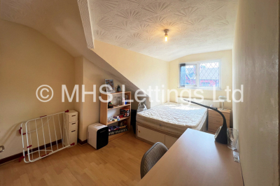 Thumbnail photo of 7 Bedroom Mid Terraced House in 35 Brudenell Mount, Leeds, LS6 1HS