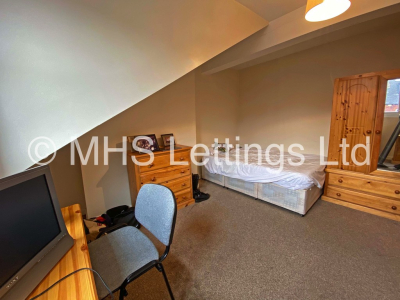 Thumbnail photo of 5 Bedroom Mid Terraced House in 45 Royal Park Terrace, Leeds, LS6 1EX