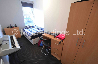 Thumbnail photo of 9 Bedroom Mid Terraced House in 213 Belle Vue Road, Leeds, LS3 1HG