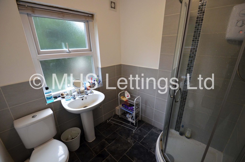 Photo of 7 Bedroom Mid Terraced House in 9 Ash Grove, Leeds, LS6 1AX