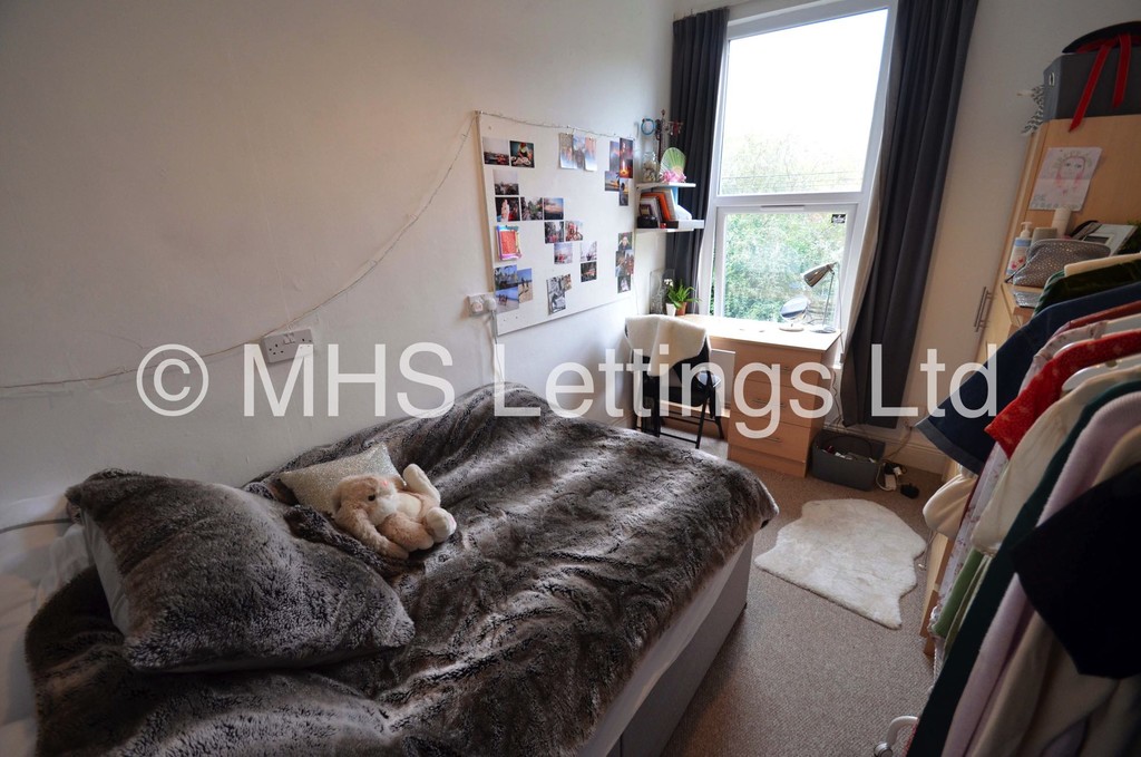 Photo of 7 Bedroom Mid Terraced House in 9 Ash Grove, Leeds, LS6 1AX