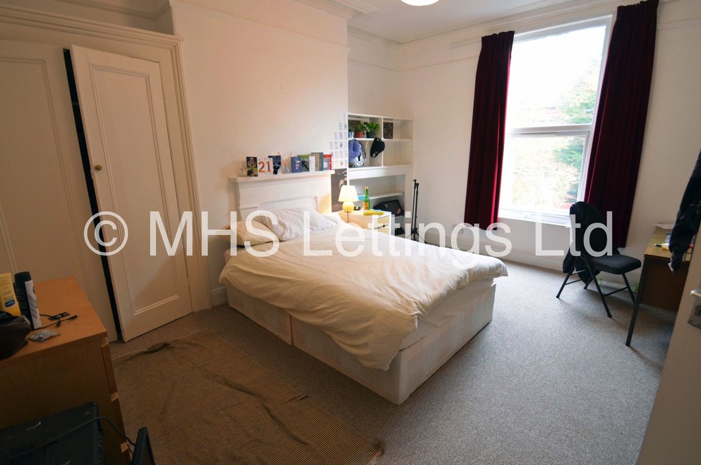 Photo of 7 Bedroom Mid Terraced House in 9 Ash Grove, Leeds, LS6 1AX