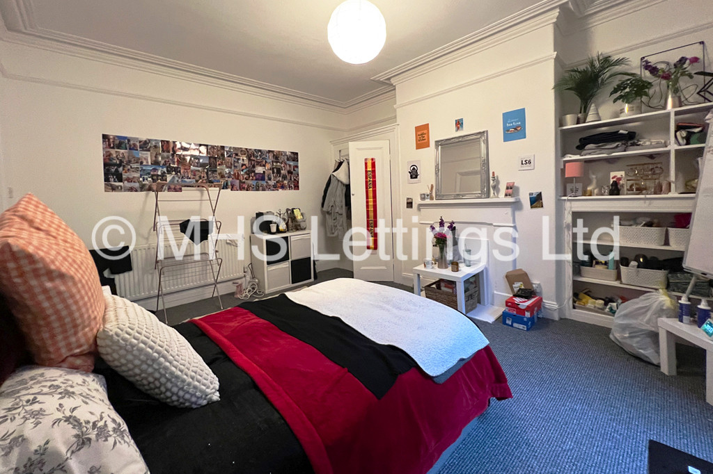 Photo of 7 Bedroom Mid Terraced House in 9 Ash Grove, Leeds, LS6 1AX