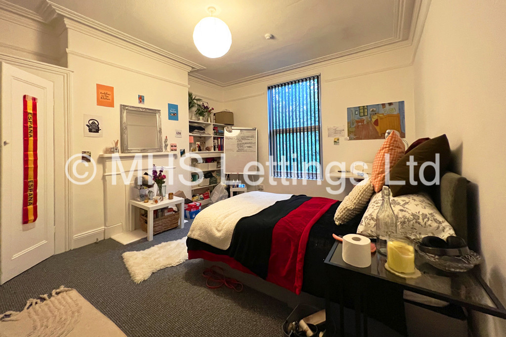 Photo of 7 Bedroom Mid Terraced House in 9 Ash Grove, Leeds, LS6 1AX