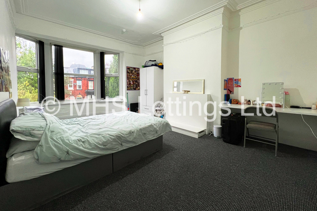 Photo of 7 Bedroom Mid Terraced House in 9 Ash Grove, Leeds, LS6 1AX