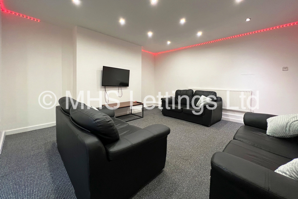 Photo of 7 Bedroom Mid Terraced House in 9 Ash Grove, Leeds, LS6 1AX