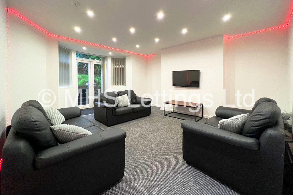 Photo of 7 Bedroom Mid Terraced House in 9 Ash Grove, Leeds, LS6 1AX