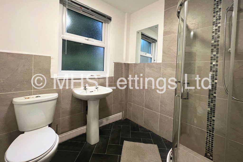 Photo of 7 Bedroom Mid Terraced House in 9 Ash Grove, Leeds, LS6 1AX