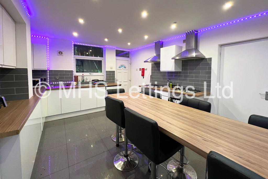 Photo of 7 Bedroom Mid Terraced House in 9 Ash Grove, Leeds, LS6 1AX