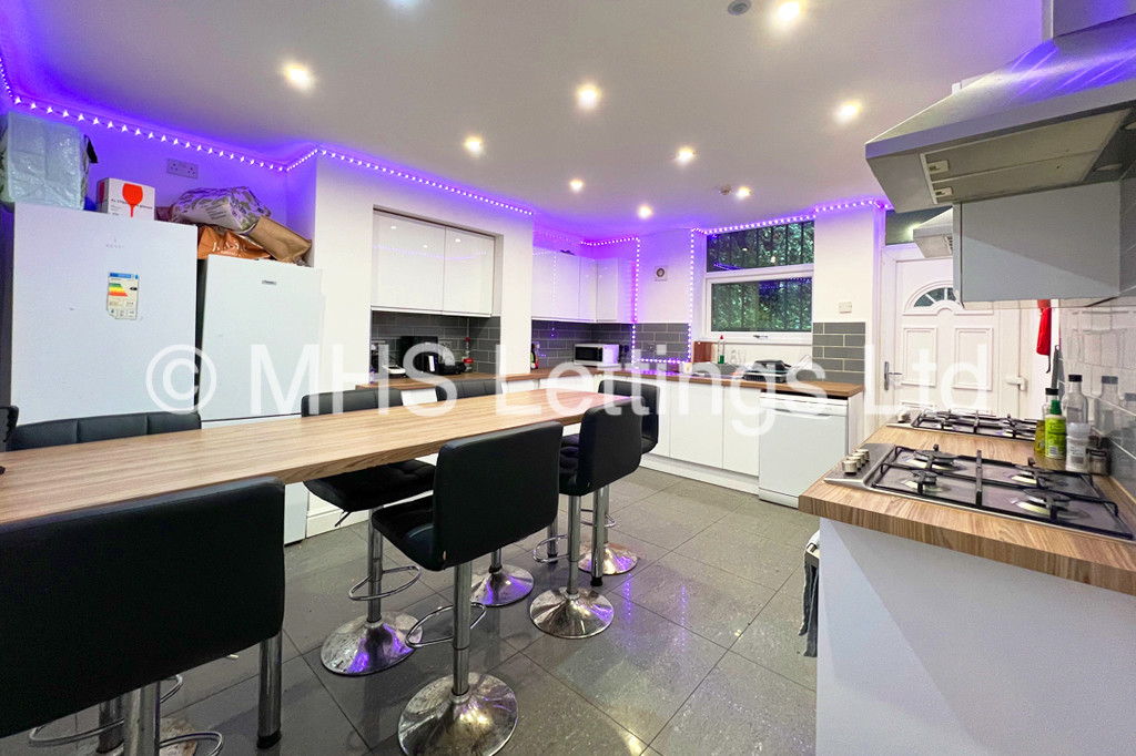 Photo of 7 Bedroom Mid Terraced House in 9 Ash Grove, Leeds, LS6 1AX