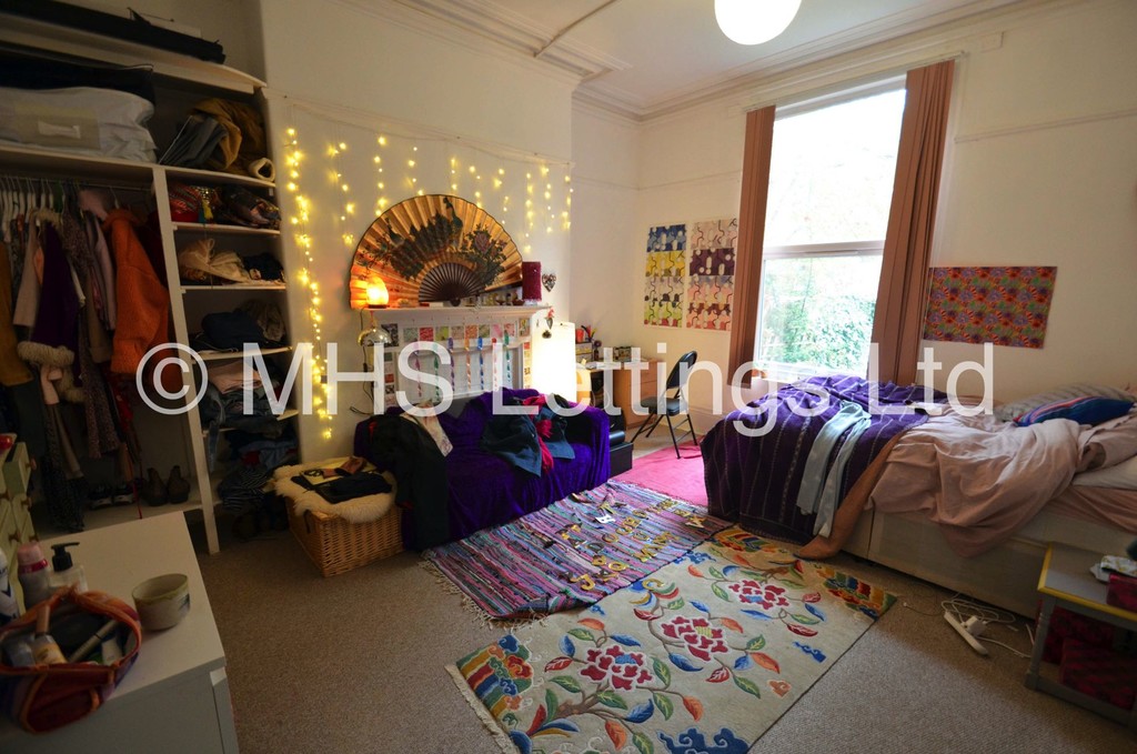 Photo of 7 Bedroom Mid Terraced House in 9 Ash Grove, Leeds, LS6 1AX