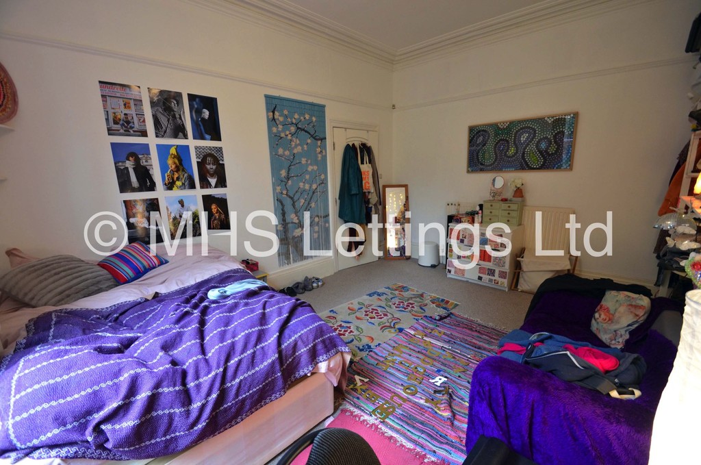 Photo of 7 Bedroom Mid Terraced House in 9 Ash Grove, Leeds, LS6 1AX
