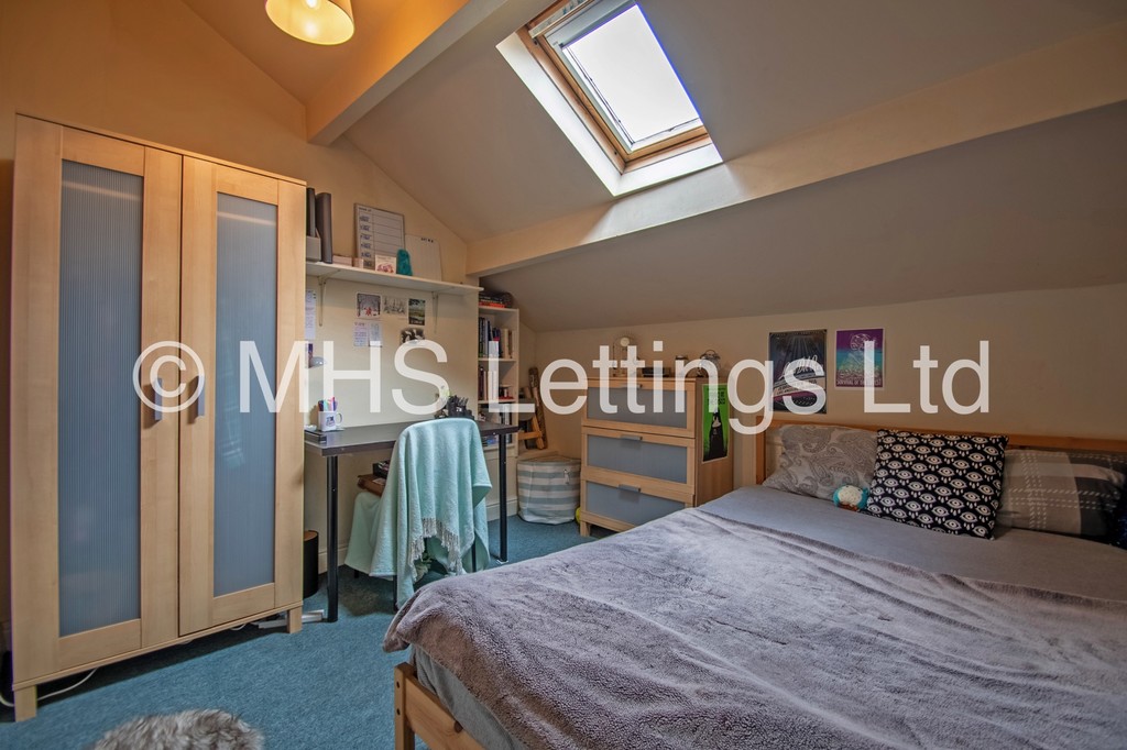 Photo of 3 Bedroom Flat in 172a Woodhouse Lane, Leeds, LS2 9HB