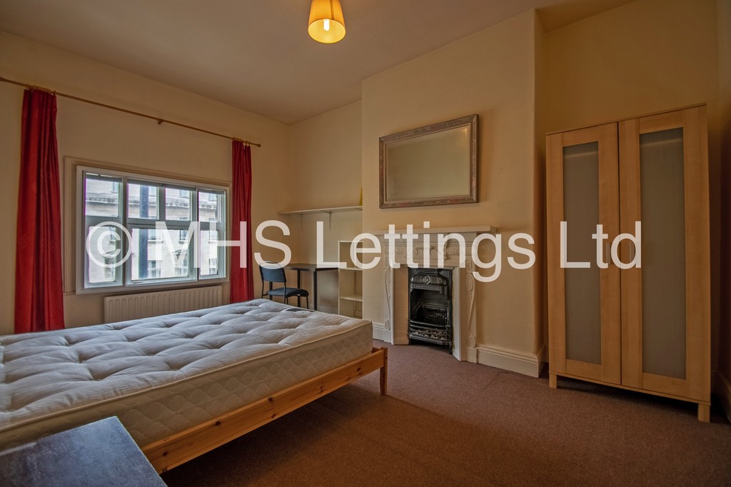 Photo of 3 Bedroom Flat in 172a Woodhouse Lane, Leeds, LS2 9HB