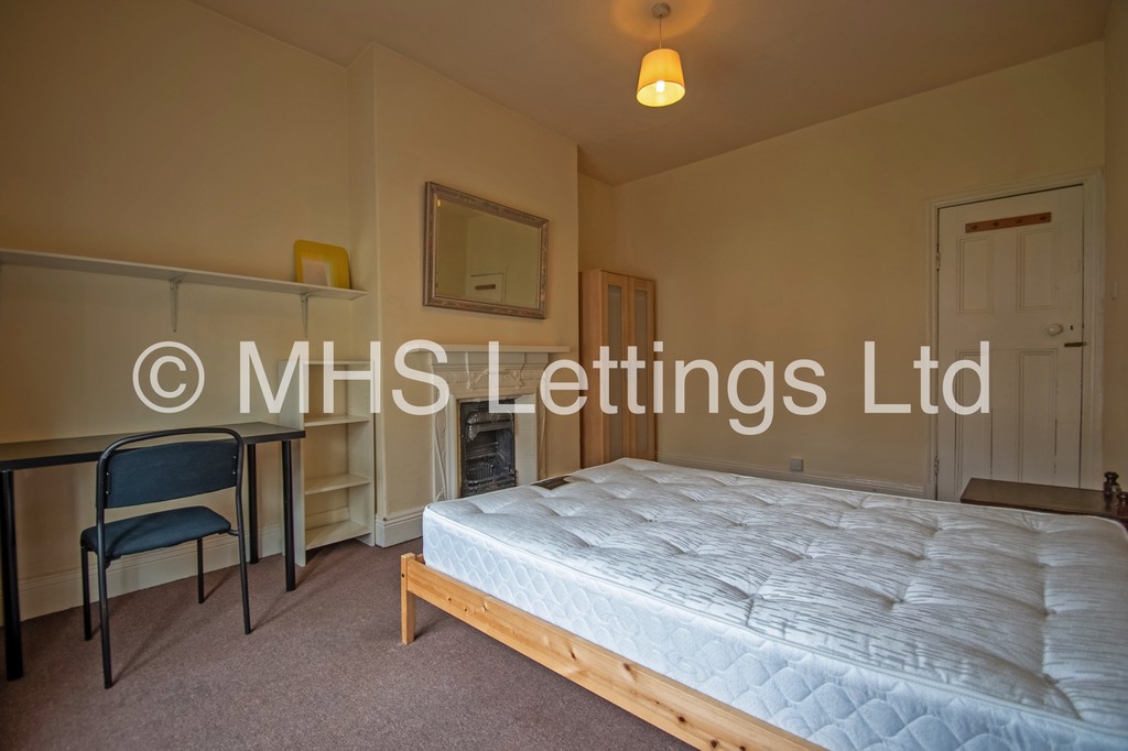 Photo of 3 Bedroom Flat in 172a Woodhouse Lane, Leeds, LS2 9HB