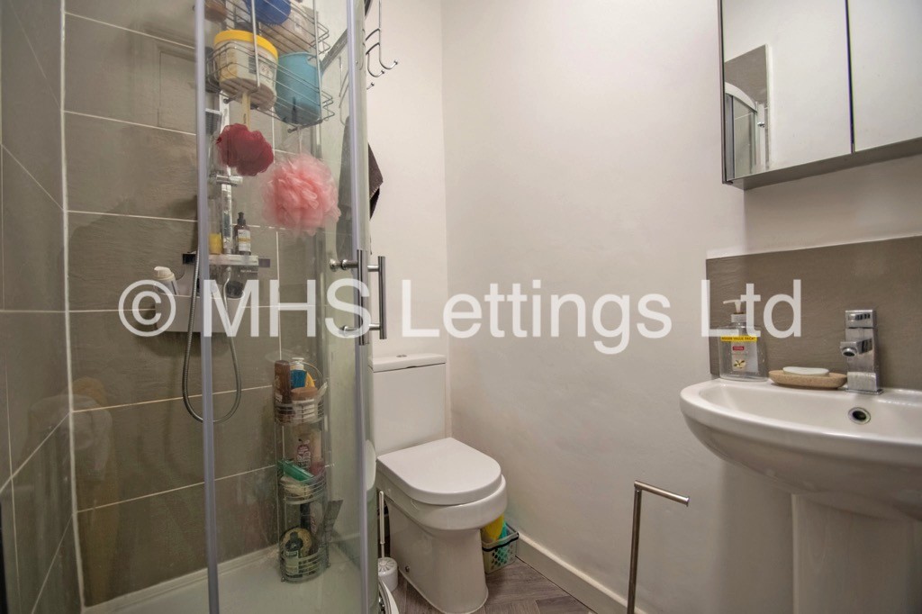 Photo of 3 Bedroom Flat in 172a Woodhouse Lane, Leeds, LS2 9HB