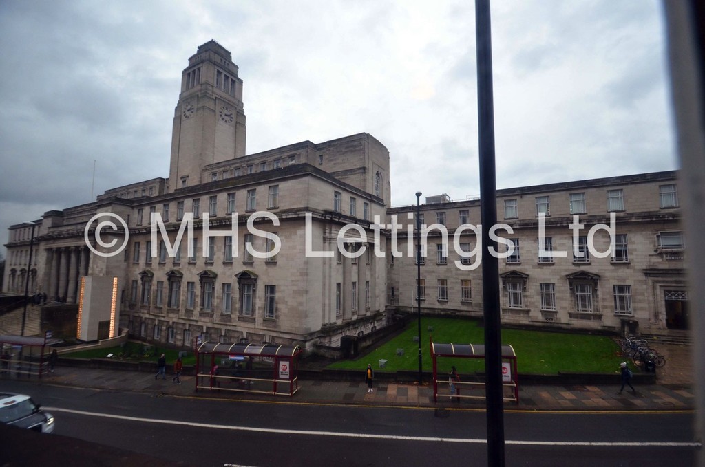Photo of 3 Bedroom Flat in 172a Woodhouse Lane, Leeds, LS2 9HB