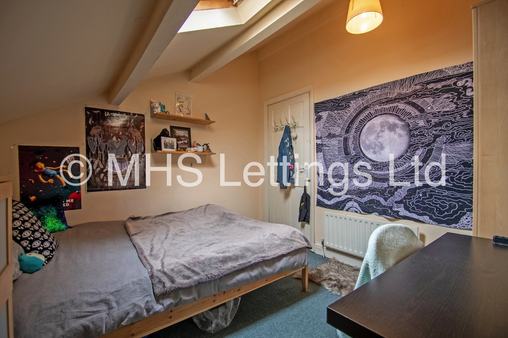 Photo of 3 Bedroom Flat in 172a Woodhouse Lane, Leeds, LS2 9HB