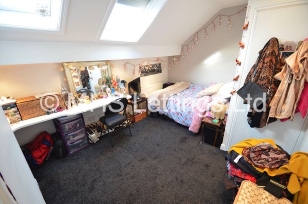 Photo of 7 Bedroom Mid Terraced House in 16 Chestnut Avenue, Leeds, LS6 1BA