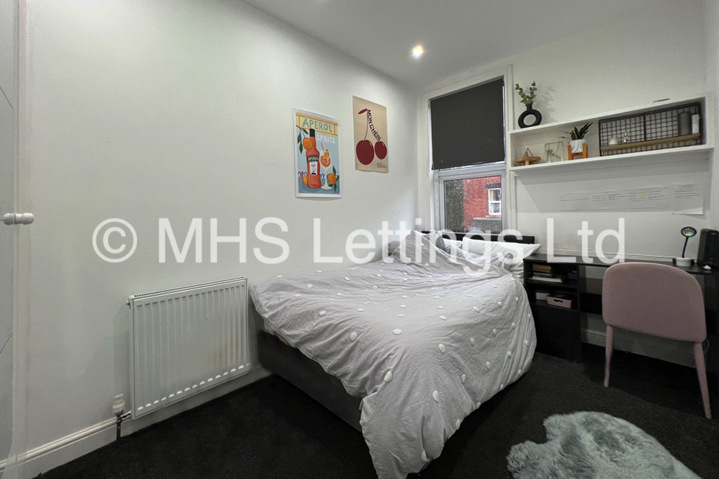 Photo of 7 Bedroom Mid Terraced House in 16 Chestnut Avenue, Leeds, LS6 1BA