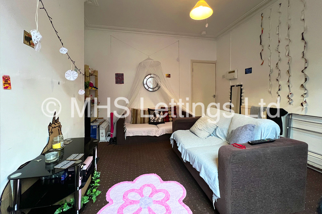 Photo of 4 Bedroom Mid Terraced House in 20 Welton Grove, Leeds, LS6 1ES