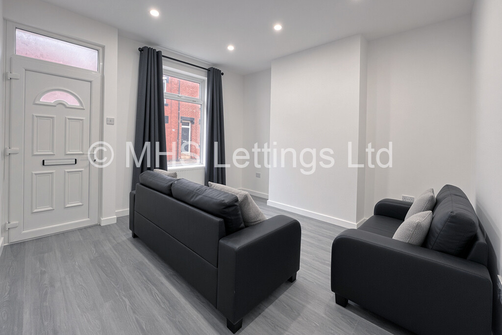 Photo of 4 Bedroom Mid Terraced House in 20 Welton Grove, Leeds, LS6 1ES